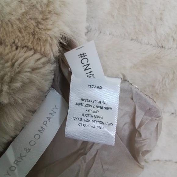 NY&Co Reversable Faux Fur Packable Down Coat Size Medium in Soft Beige - Picture 15 of 16